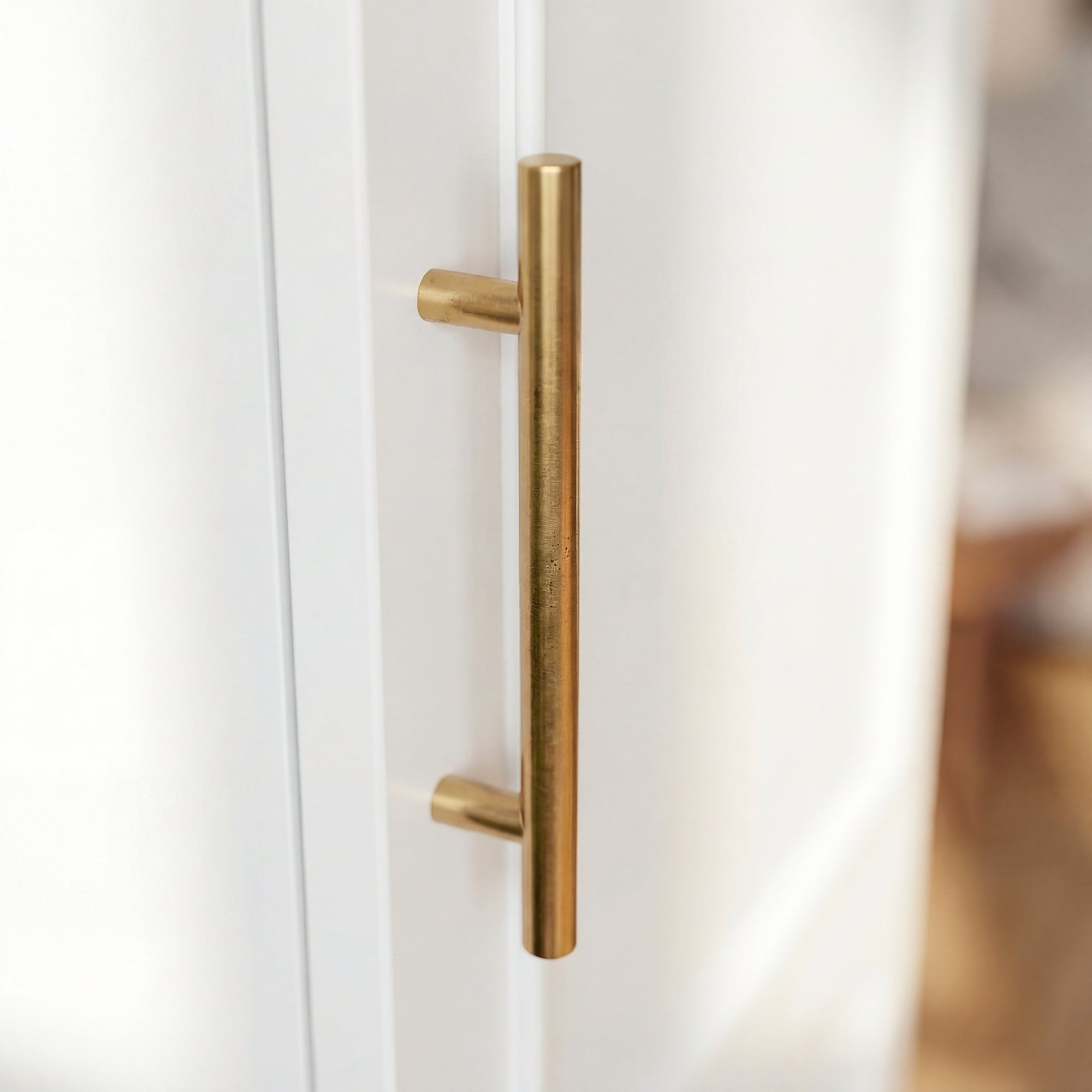 Armoire compacte moderne blanche de 40 cm avec deux portes, poignées dorées et plusieurs compartiments de rangement
