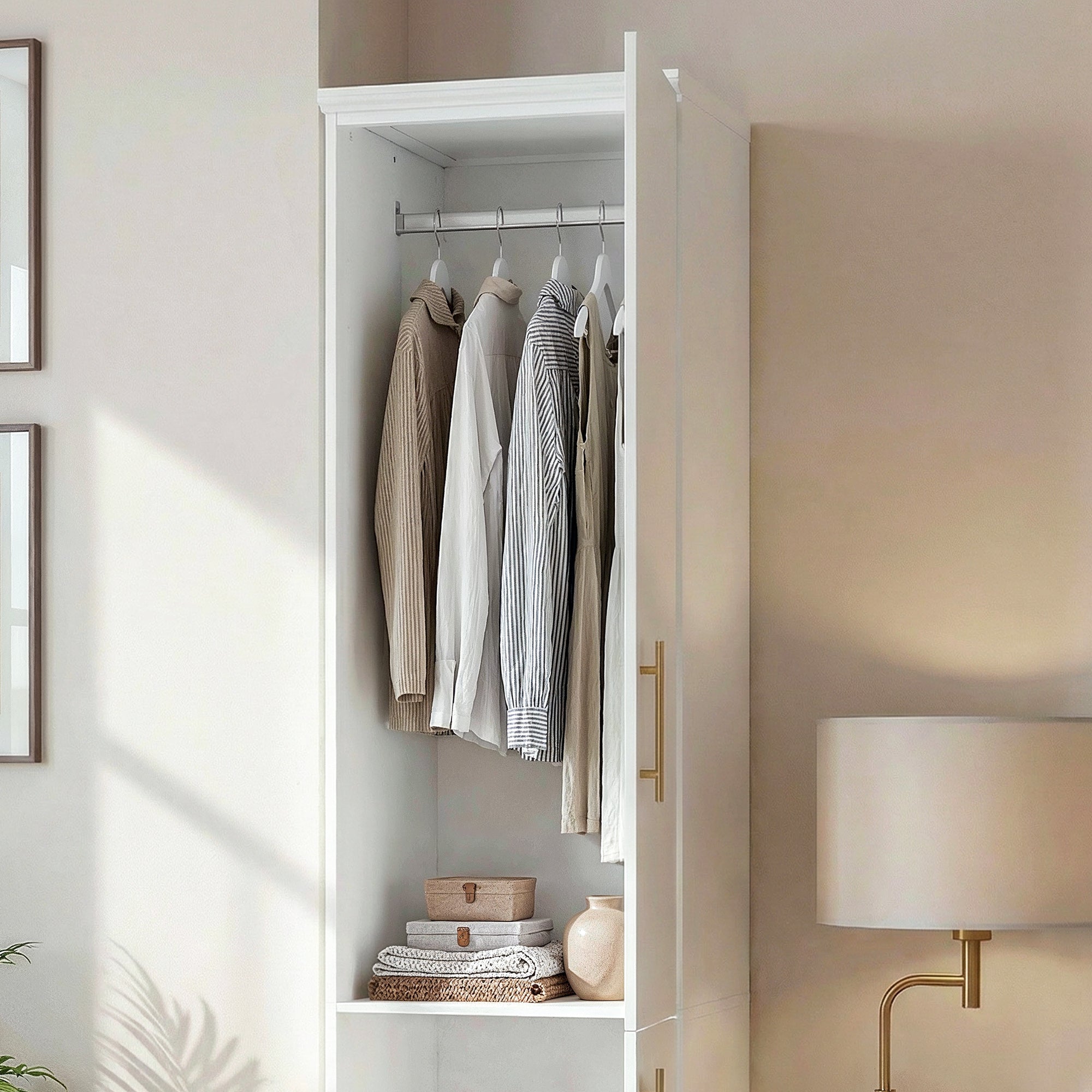 Armoire compacte moderne blanche de 40 cm avec deux portes, poignées dorées et plusieurs compartiments de rangement